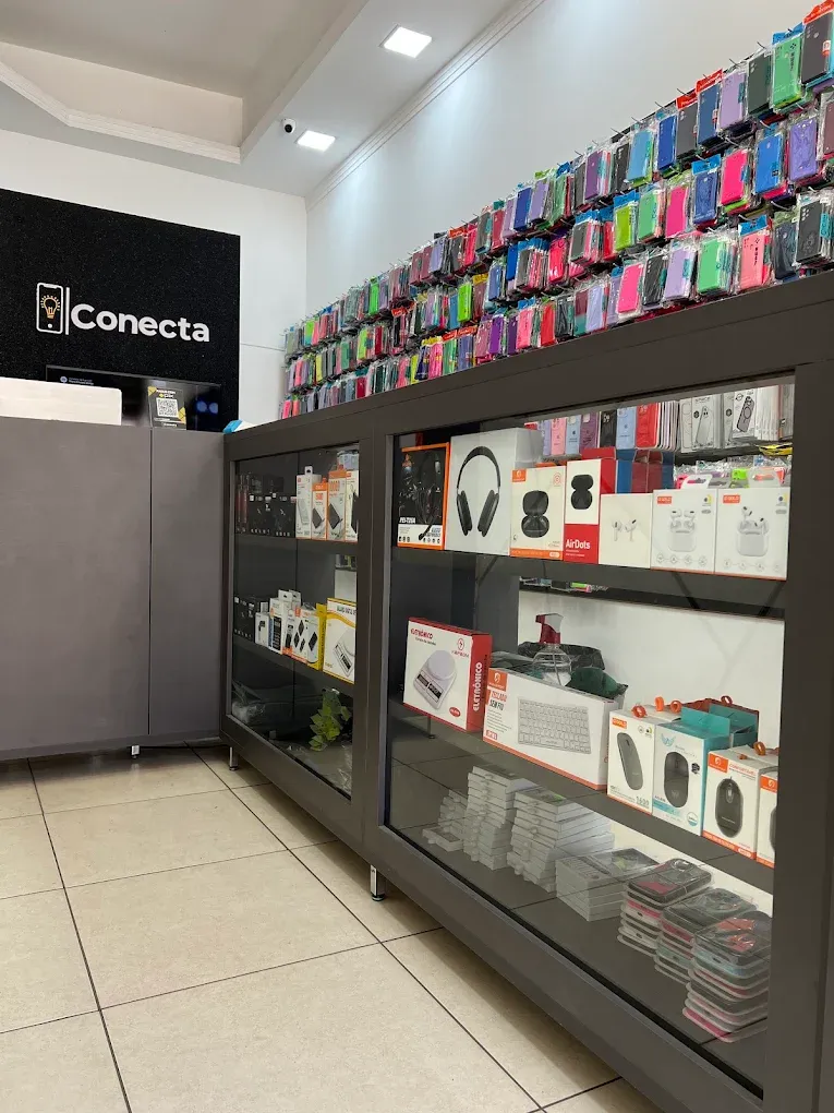 Balcão da loja com fones, caixas de som e acessórios