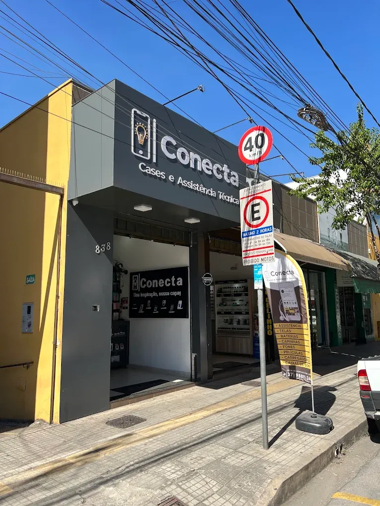 Fachada da Conecta Cases e Assistência Técnica na Avenida Primeiro de Junho, 838, em Divinópolis
