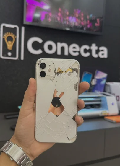 iPhone com o vidro traseiro quebrado
