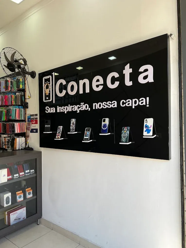 Letreiro da Conecta com capas personalizadas expostas