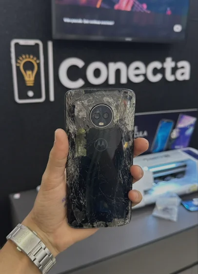 Motorola com a traseira toda trincada